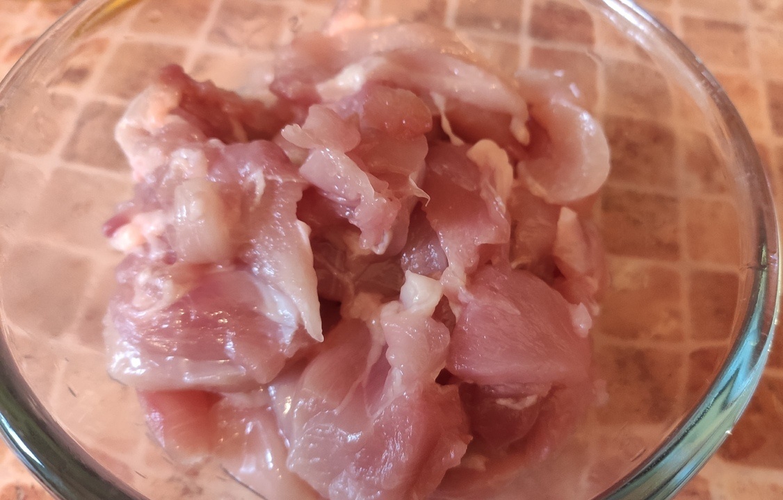 Фото автора канала Журнал о бытовом. Нарезанные кусочки филе куриного бедра.
