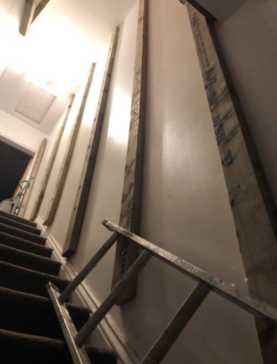 Стена у лестницы до прикрепления к ней досок