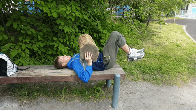 Вес опускаем на уровень чуть ниже грудных мышц, локти под 45 градусов относительно туловища