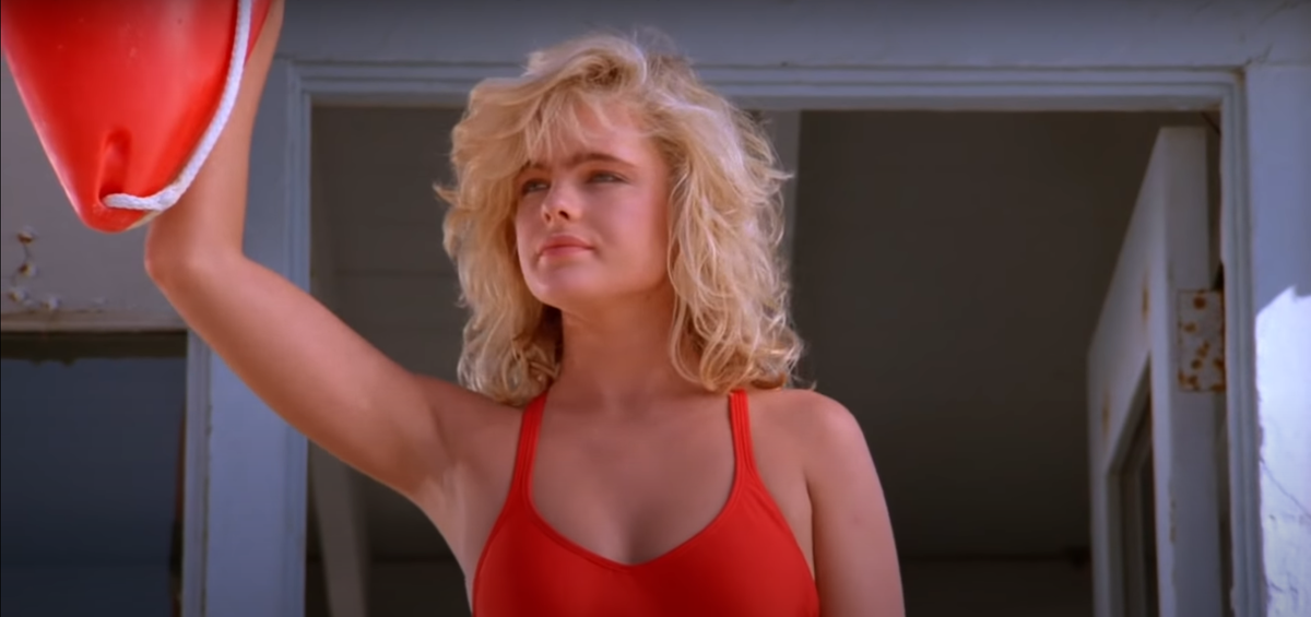 кадр из сериала "Спасатели Малибу"