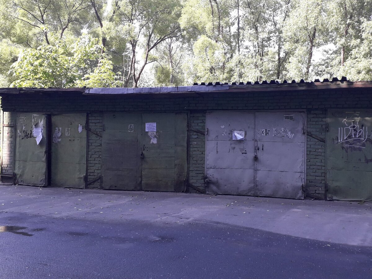 На дверях повесели объявления о сносе.