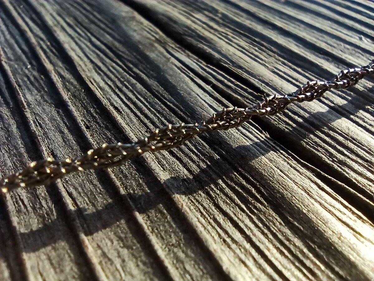 Полотно руками трогать можно - но дерево грызет очень хорошо 