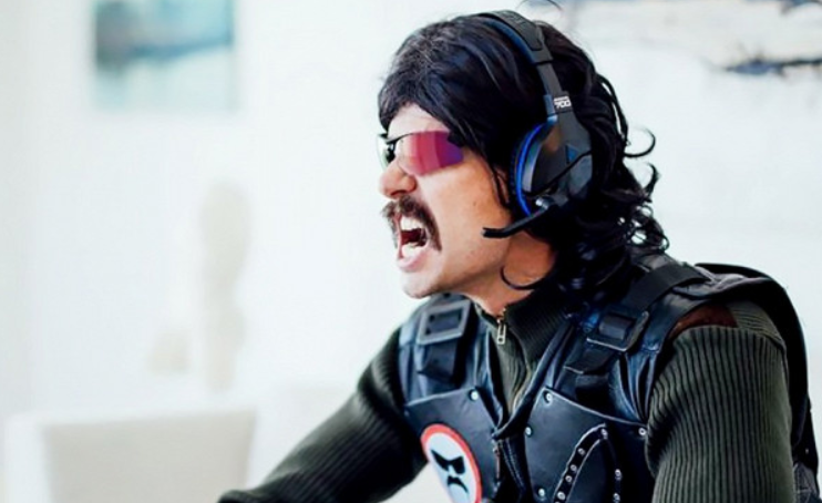 Его зовут Гай Бэйм. И это настоящее имя. Dr DisRespect — всего лишь образ. В сообществе Бэйма так и называют «рестлер из мира видеоигр». Фирменный стиль: парик, геймерские наушники, черные очки и рокерская жилетка. Этакий герой фильмов из 80-х, косящий под самого крутого парня на районе. Он постоянно зачитывает промо и использует коронные фразы. Об этом сообщает "Рамблер"....