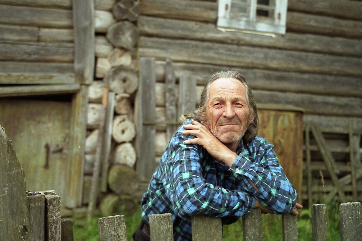 Городской человек в деревне. Старики в деревне. Деревенские жители. Люди в деревне. На деревню к дедушке.