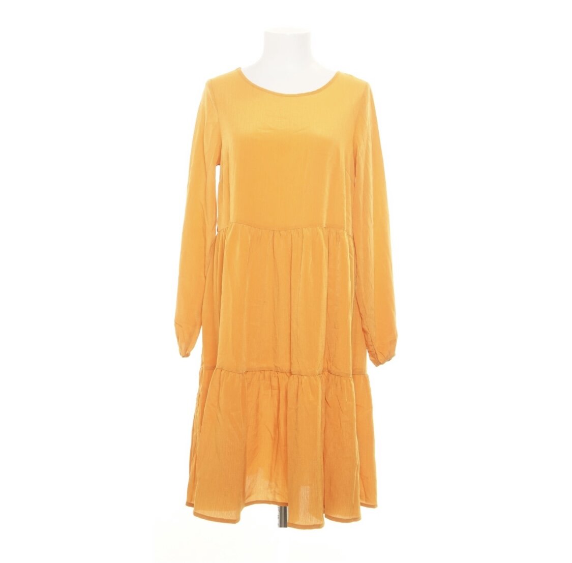 Платье в магазине стоило 50€ , но я ее нашла на барахолке и купила за 4€  