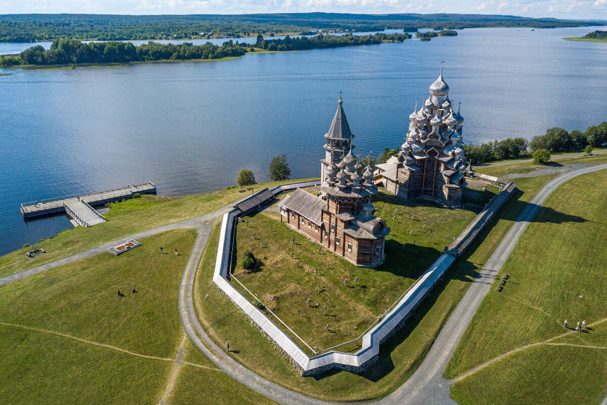 Архитектурный ансамбль Кижского погоста внутри