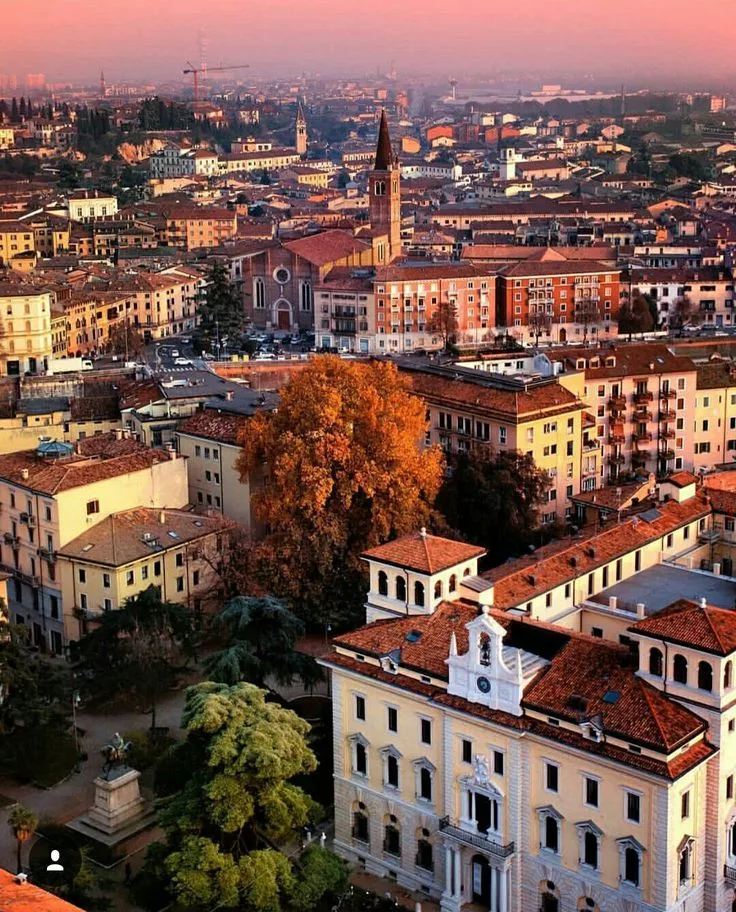 Романтическая Верона осенним утром. Фото из открытого источника