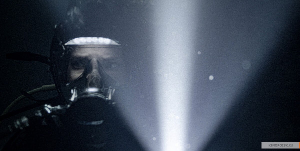 Дайвер в полнолицевой маске. Кадр из фильма «Глубокое погружение» (Breaking Surface 2020) источник: Kinopoisk.ru