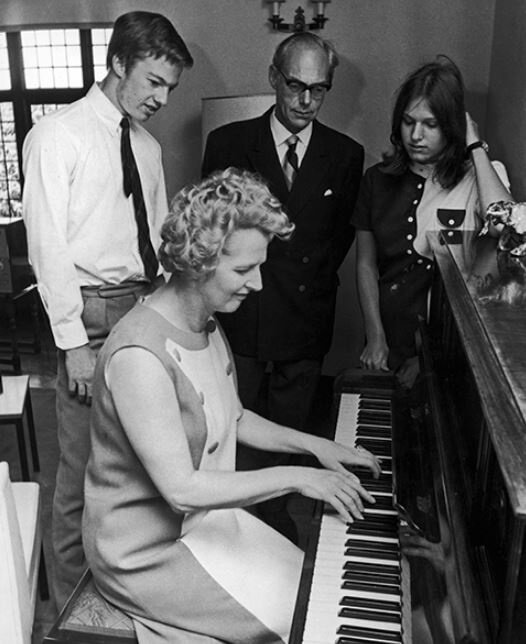 Маргарет Тэтчер играет на фортепиано