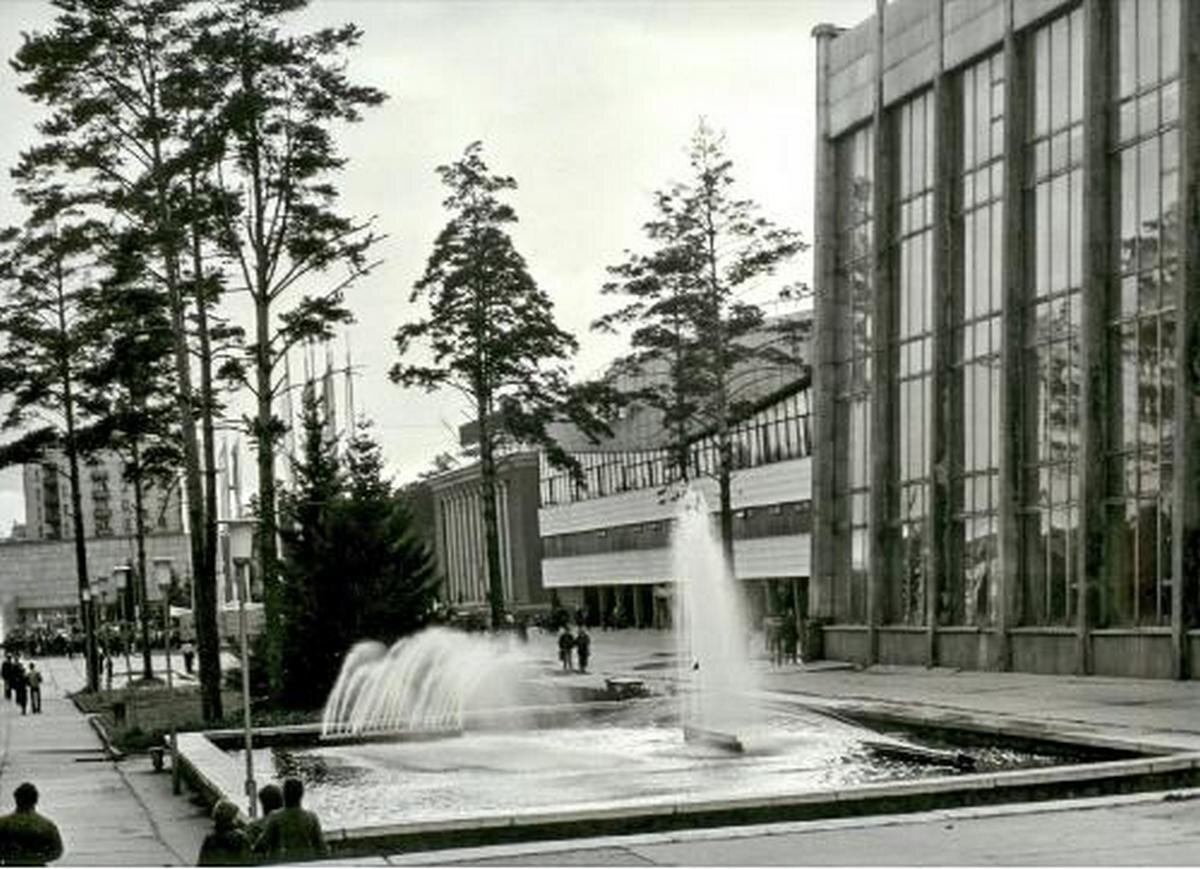 Фонтан у бассейна "Нептун". Новосибирск. Фото конца 70-х годов