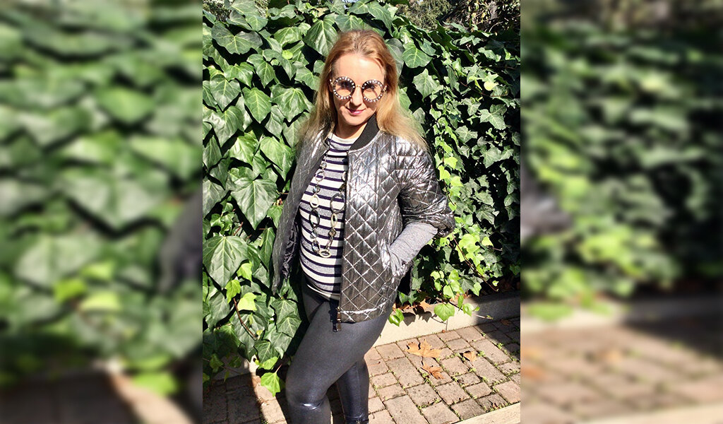 Девушка в очках.