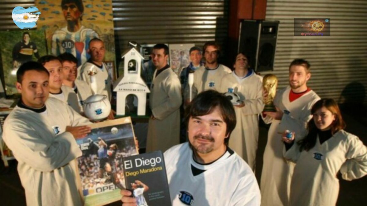 Священнослужители Церкви имени Марадоны. В руках у них свое священное писание - автобиография Диего, прихожане перебирают четки из 34 бусин (столько голов он забил за сборную), а на алтаре лежат бутсы и футболка, которые им лично подарил Марадона!