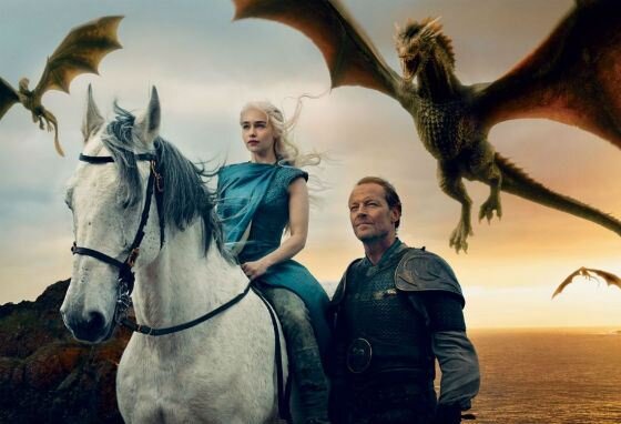 «Игра престолов» - сериал, в котором живут драконы, а рыцари еще помнят что такое честь. Страсть и интриги здесь соседствуют с бескорыстной любовью, долгом и верностью. Книги, по которым был снят этот сериал, еще до экранизации были переведены на сорок языков, но мировую популярность они приобрели после выхода первого сезона фантастического сериала. «Игру престолов» частенько называют сериалом для тех, кто не любит фэнтези. Рациональный взгляд на жизнь стал привычкой для зануд, и куда веселее окунуться с головой в фантазии о чем-то грядущем и страшном – хотя бы о долгой и лютой фантастической зиме. Также помогает легкому восприятию сериала и его глубокая укорененность в реальные события мировой истории, так что вся его география и коллизии до боли знакомы и не требуют дополнительных расшифровок. Но самая главная особенность цикла «Игры престолов» – в идеологической области: до Мартина основополагающим каноном для фэнтези стал канон Толкиена, в котором всегда был некий квест и логичная точка завершения, после которой герои могли с легкость плыть на Запад; сюжет всегда крутился вокруг борьбы земных сил и сверхъестественных, судьбу его всегда решали пророчества и артефакты, а не человеческие произволы, а если человек мог изменить что-то, то это обязательно должен был быть великий поступок, а не бытовая подлянка, которую совершил Джейме в пилотной серии. Мартин смог изобрести собственный уникальный канон, сделать его «человечнее», вернув персонажам свободную волю, определяющую их силу – если сказать простым языком, впервые сделав основой эпического фэнтези настоящий взрослый психологизм. 
1. Успех книги Первую книгу из этой серии «Песнь льда и пламени» Джордж Мартин написал еще в 1996 году. Она так понравилась американцам, что уже через 2 месяца кинопродюсеры предложили ему выкупить право на экранизацию. С каждым новым тиражом книги становились популярнее, а автор более знаменит. Но пик его популярности пришелся на 2001 год, когда был экранизирован роман Толкина «Властелин колец». Сериал снимается для канала HBO под руководством Дэвида Бениоффа и Дэниела Вайса Музыканты и актеры, сыгравшие их в фильмах – похожи? (фото) 2. Многие актеры не читали книгу Большинство актеров, которые снимаются в этом сериале, даже не читает оригинальные сочинения Джорджа Мартина. Это они делают специально, так как не хотят знать, какая судьба постигнет их персонажей. Они считают, что такие знания испортят их актерскую игру. «Игру престолов» нельзя назвать лирической сагой Знаменитости, совершившие трансгендерный преход (фото) 3. Тирион – ты лучший Питер Динклэйдж оказался единственным кандидатом, который подошел на роль Тириона. Другие кандидатуры даже не просматривались, потому что он был сразу же утвержден автором романов и продюсером. В свою очередь Питер порекомендовал свою старую знакомую Лину Хиди, которая великолепно сыграла Серсею Ланнистер. «Любой карлик — бастард в глазах собственного отца» Тирион 4. Шон Бин – рыцарь без страха и упрека Шон Бин на свою роль также был выбран сразу же. Но другие кандидатуры просматривались на тот случай, если знаменитый актер вдруг откажется от своей роли. По счастливому стечению обстоятельств премьера первого сезона состоялась 17 апреля – в день рождения Бина. Шон Бин выглядит настоящим рыцарем Плюс-сайз модели без фотошопа (фото) 5. Невинное развлечение Шона Бина Во время перерывов между съемками Шон Бин занимался очень интересным делом - воровал бутерброды, принадлежащие актрисе Лине Хиди. Глядя на Неда Старка, веришь, что зима близко 16 звезд, которых сгубили наркотики 6. Танец маори приносит счастье Джейсон Момоа (Кхал Дрого) на пробах исполнил танец Хака – танец коренного населения Новой Зеландии – маори. Пробы Джейсона Момоа на роль Кхала Дрого Видео не работает? 7. Не дышать Для того, чтобы на голых торсах проступила рельефная мускулатура (в сцене, когда цирюльник бреет Джона Сноу (Кит Харингтон)), Робба Старка и Теона Грейджоя, актерам пришлось до изнеможения качать пресс, а во время съемок напрячь животы и не дышать. Без спортзала актеры не смогли бы быть в такой форме 16 звезд, которых сгубили наркотики 8. Поздравляю, тебя ненавидят После того как Джек Глисон снялся в роли Джоффри Баратеона, он получил письмо от автора романов, в котором тот написал ему такие слова: "Поздравляю с прекрасной игрой, теперь тебя все ненавидят!". Джоффри Баратеон не вызывает положительных эмоций 10 самых непутевых детей российских знаменитостей 9. Первая роль Мэйси Уильямс Для актрисы Мэйси Уильямс, которой выпала роль Арьи, это был кинодебют. Девочка очень ответственно подошла к работе. По книге Арья – левша, Мэйси – правша, но для того, чтобы быть ближе к своей героине, она фехтовала с Сирио Форелем (Милтос Еролиму) левой рукой без побуждений со стороны режиссера. Кстати, мать запретила читать ей книги, по которым снимался этот сериал. Она сказала, что эти романы слишком взрослые для нее. Правше фехтовать левой рукой непросто 10. Немного русского в дотракийском Эксперт-лингвист Дэвид Петерсон специально для этой киноэпопеи создал дотракийский язык. В нем присутствует больше 3000 слов. Основой для него послужили русский, турецкий и эстонский. В первоначальном варианте слов со значением «убить» было больше, чем со значением «любить» и вообще отсутствовало слово «спасибо». Язык соответствует нраву народа 7 стыдных модных трендов 2000-х, которые вызывают смех сейчас 11. Наталия Тена убедила Джорджа Мартина Вначале Джордж Мартин посчитал, что актриса Наталия Тена своей внешностью совершенно не подойдет на роль Оши. Но когда он посмотрел на ее игру, изменил свое мнение, решив сделать роль более заметной. Наталия Тена - прекрасная актриса Кем бы вы были в царской России? Тест 12. Без дня рождения Гвендолин Кристи, которая исполняет роль Бриенны Тарт, не знает, когда именно у нее день рождения. Наверное, грустно без дня рождения 13. Мадонна – фанатка сериала Этот популярный фильм полюбили как простые смертные, так и известные люди. Например, среди его поклонников есть и Мадонна, которая одолжила платье Кхалиси, чтобы отпраздновать в нем Пурим. Мадонна в образе Дейнерис 16 звезд, которых сгубили наркотики 14. Сердце для кхалиси Беременная Дейнерис, которую сыграла Эмилия Кларк, по сюжету должна была съесть лошадиное сердце в присутствии кхала Дрого (Джейсон Момоа). На самом деле это только выглядело неприятно, в действительности актриса ела 1,5 кг жевательного мармелада. Лошадиное сердце выглядит очень реалистично 7 стыдных модных трендов 2000-х, которые вызывают смех сейчас 15. Вне возраста 23-летнему Томасу Броди Сангстеру пришлось играть роль Жойена Рида, которому по сценарию фильма 13 лет. 
Далее: https://uznayvse.ru/interesting-facts/30-faktov-ob-igre-prestolov-o-kotoryh-vy-ne-znali.html