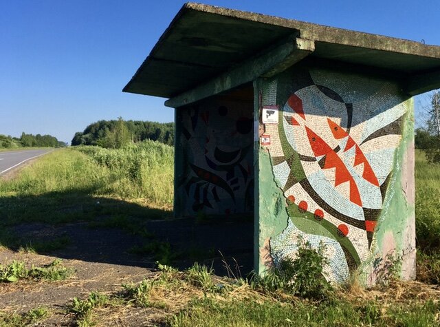 Одинокая мозаичная  остановка в Новгородской области