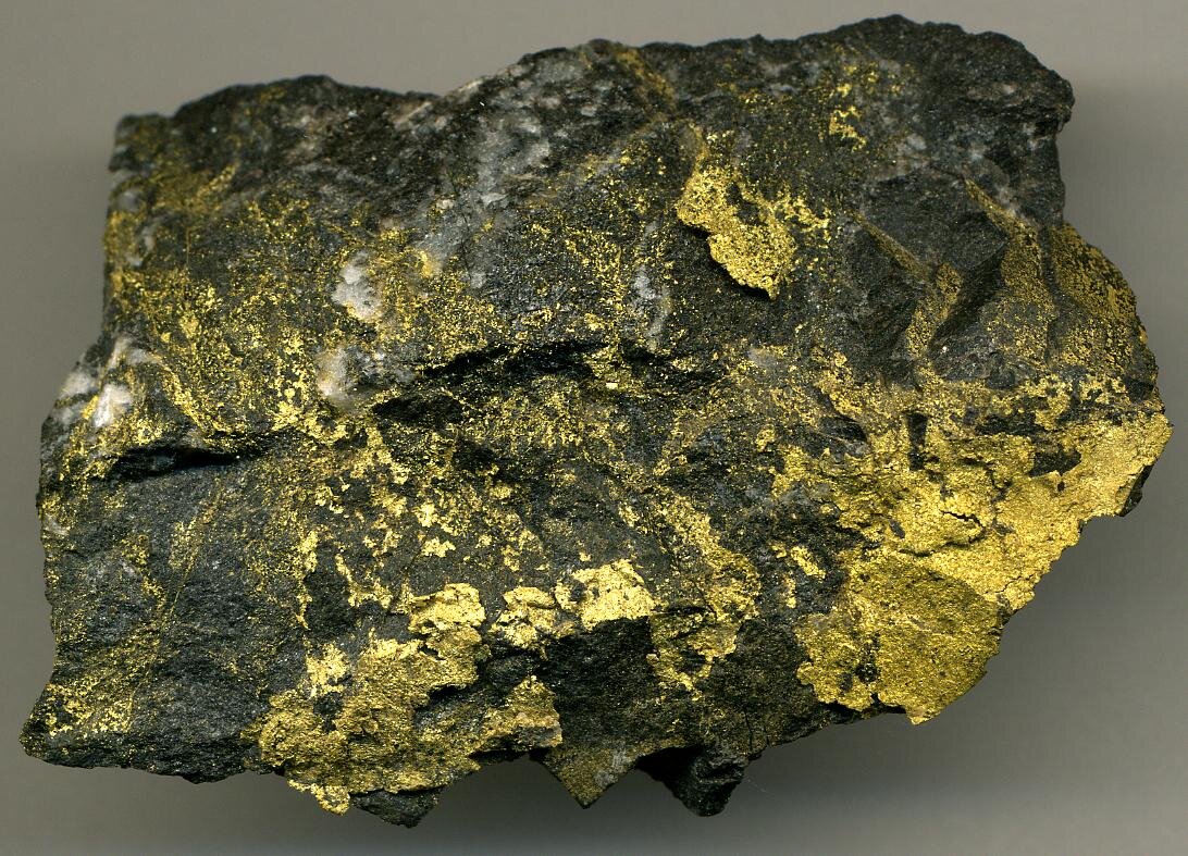 Золотоносная руда. Источник фото: commons.wikimedia.org