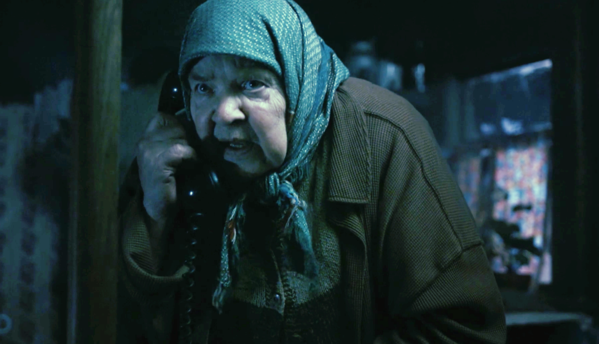 Кадр из фильма. "Алё, милиция? Это Агафья, дворничиха с Васнецовской" :)))