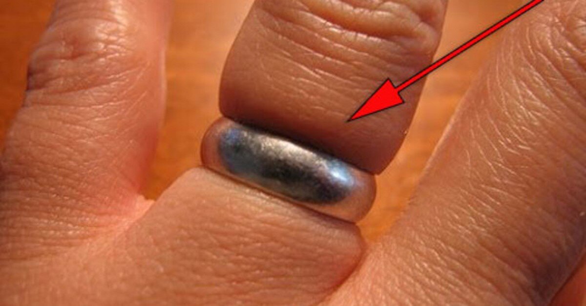 Что значит снять кольца. Кольца для парней. Что значит снять кольца. Колечко на руке. Кольцо с бриллиантом на пальце.