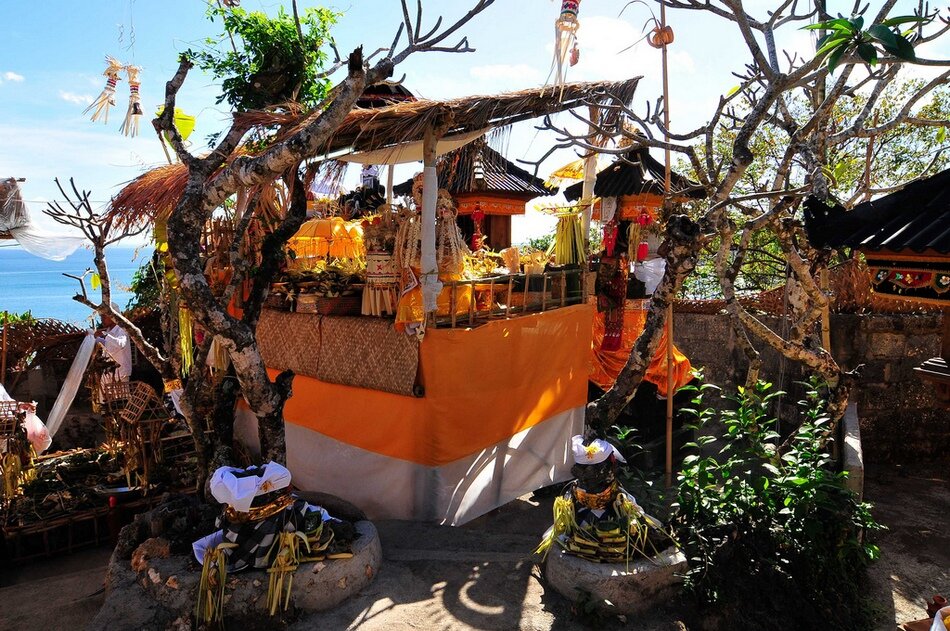 Источник: https://hochunabali.ru/wp-content/uploads/2018/08/ceremoniya_odolan_bali.jpg