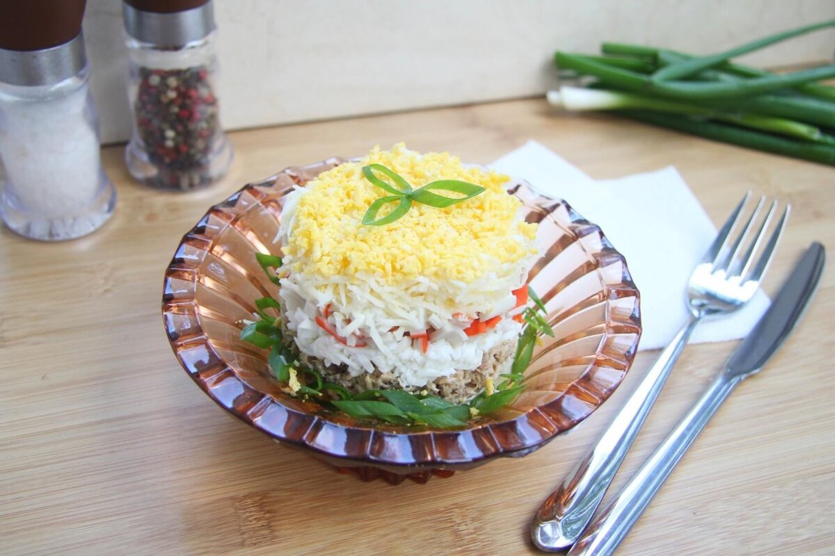 Рис с тунцом и кукурузой. Салат крабовые палочки тунец яйцо. Салат крабовые палочки тунец яйцо. Салат крабовые палочки тунец яйцо. Салат с тунцом и крабовыми палочками слоями.