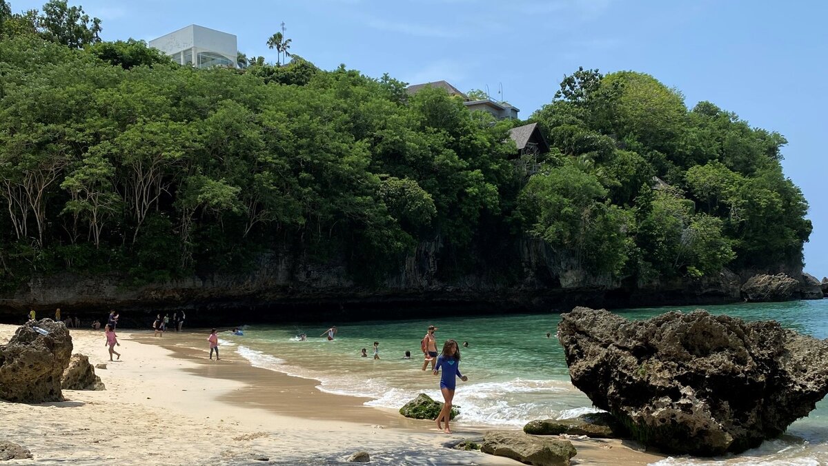 В целом пляж чистый и красивый, обустроен бесплатным туалетом и душем, на входе палатки с платками и парео, а также работает мини-бар с прохладительными напитками и кокосами