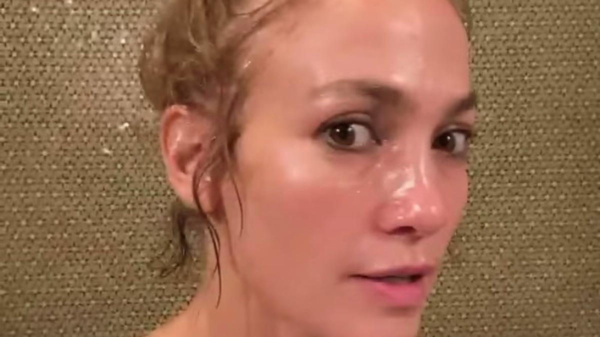Дженнифер Лопес опубликовала видео со своим свеженьким лицом в Instagram. Рис: @jlo 