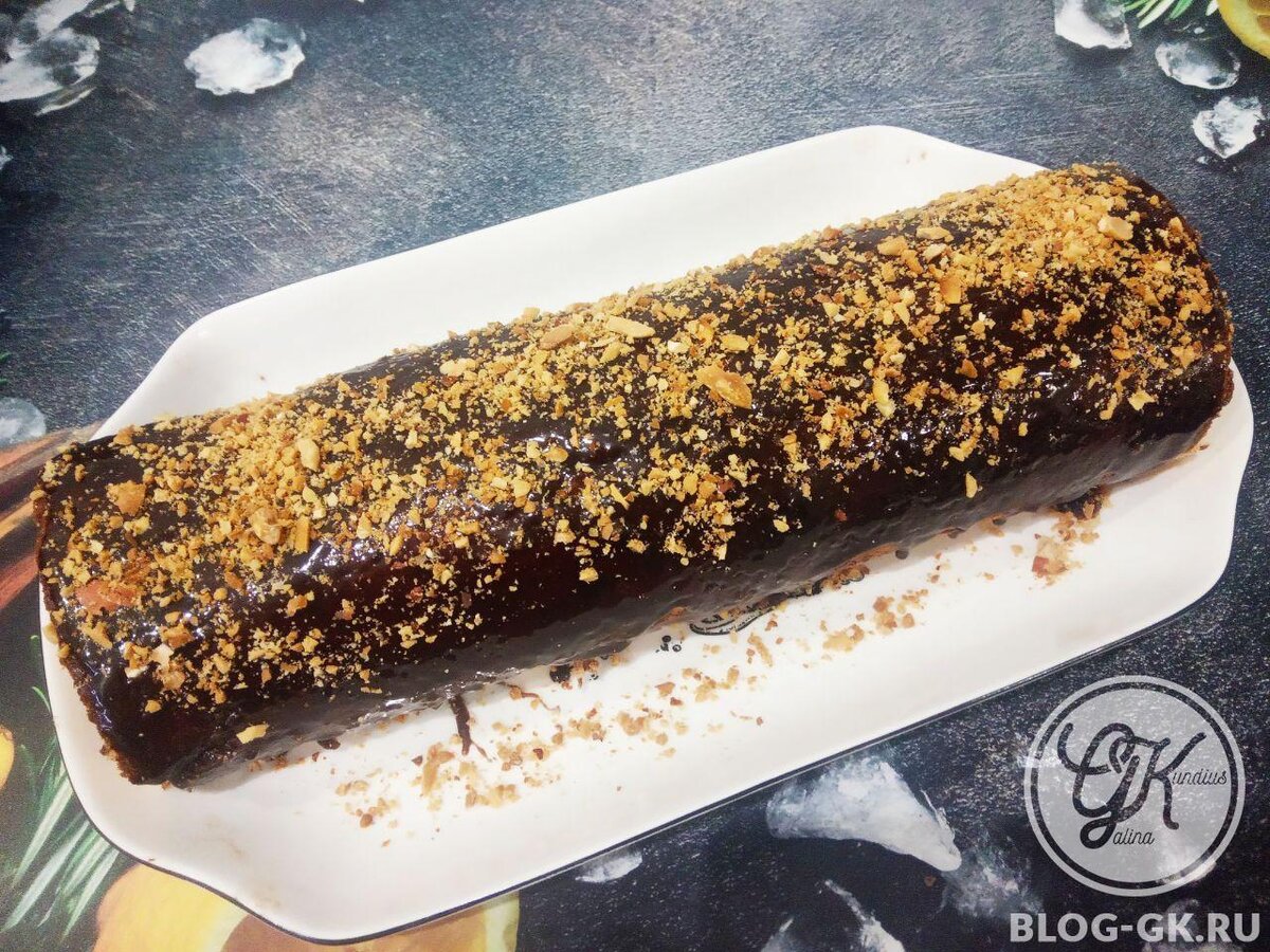 Бисквитный рулет с яблочным джемом.