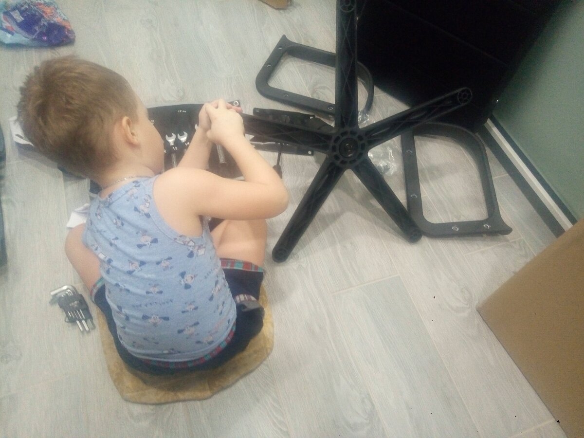 Колесики ставит на свое кресло