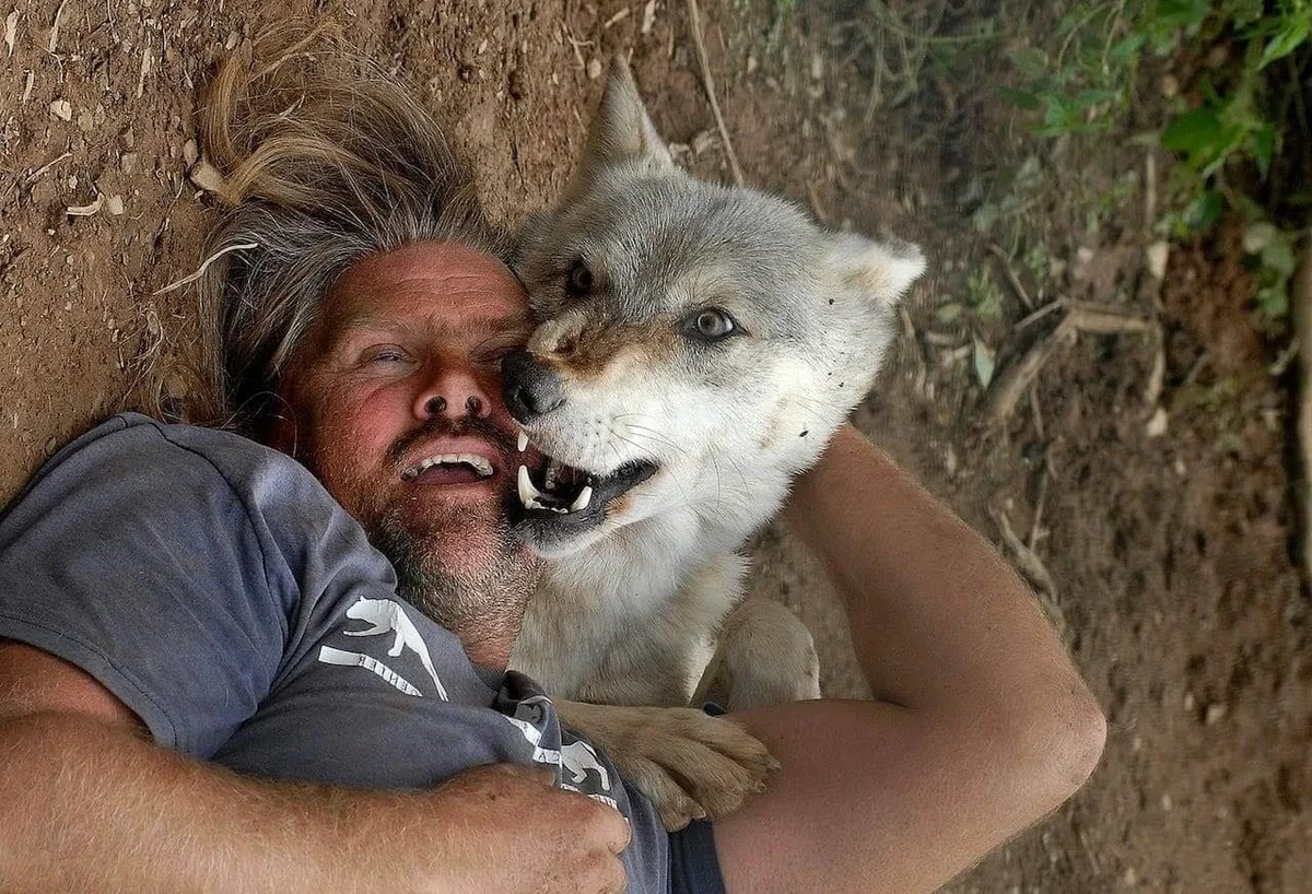 Человек может стать животным. Терапия животными. Человек может стать животным. Человек с собакой. Человек может стать животным.