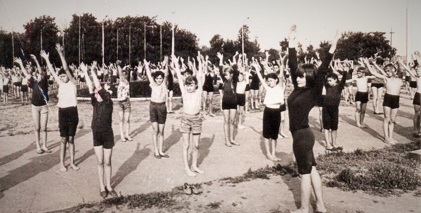 Это совсем древняя фотография. Больше всего не любила утреннюю зарядку. Почему-то в детстве тяжело просыпаться рано и засыпать в тихий час