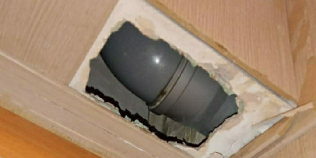 Часть водостока находится над дверной коробкой.