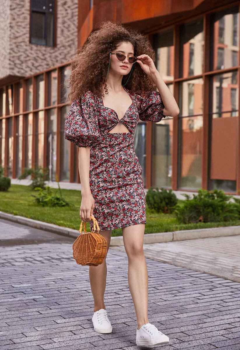 Открытое мини платье прекрасно сочетается со спортивным стилем 