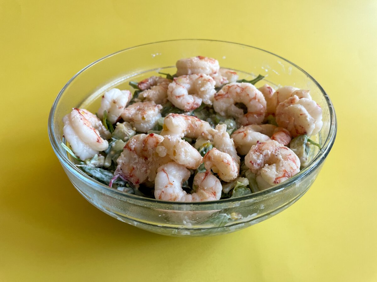 салат с креветками и руколой