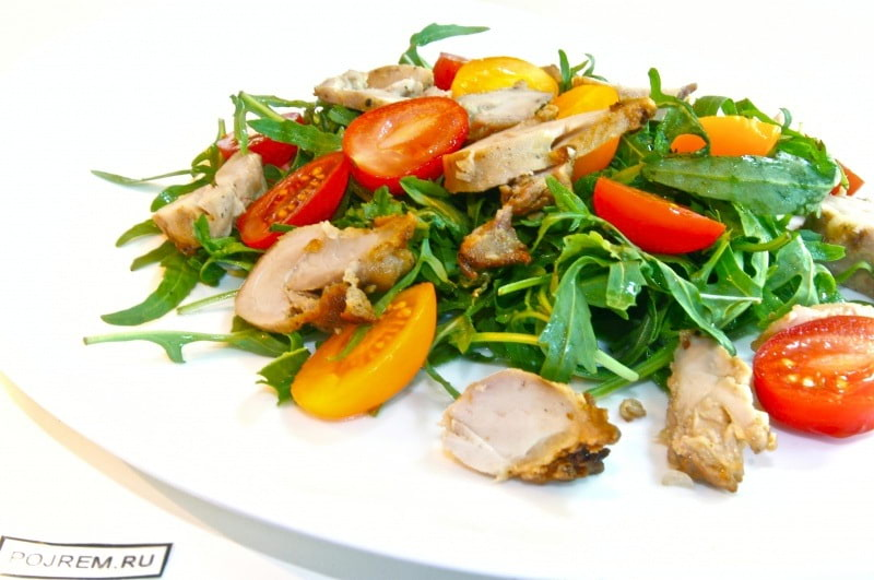 Также в салат можно добавить порезанные пополам помидорки черри