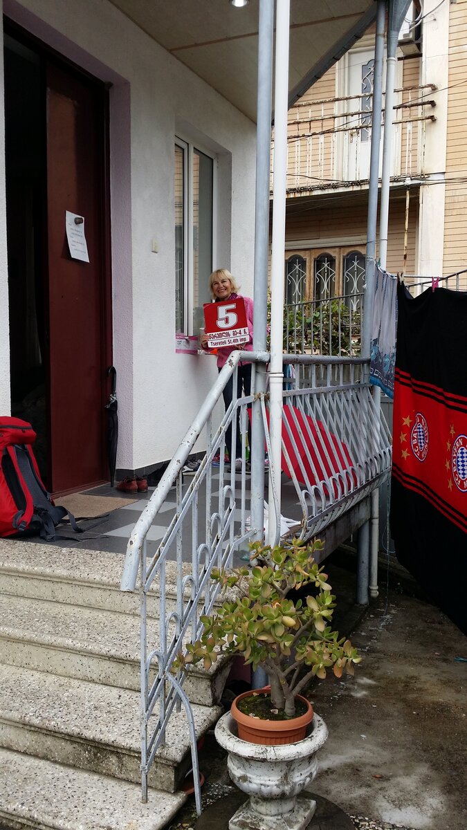 Хостел “Риони” находится на улице Церетели, в самом центре города и выглядит снаружи как обычный дом. За сутки мы должны заплатить Нино, хозяйке 40 лари.