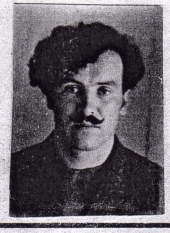 Если смотреть внимательно на брови.. Они -разные.