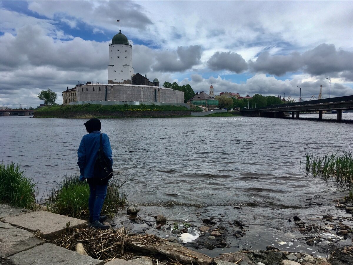 Плещутся волны, дуют ветра, а вдалеке виднеется готический замок