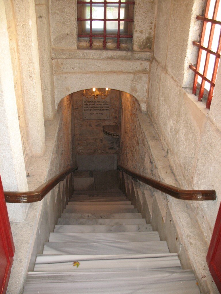 Лестница в нижний храм, где бьет источник http://hram-ziv.cerkov.ru/poezdka-k-zhivonosnomu-istochniku-v-stambule/#jp-carousel-1480