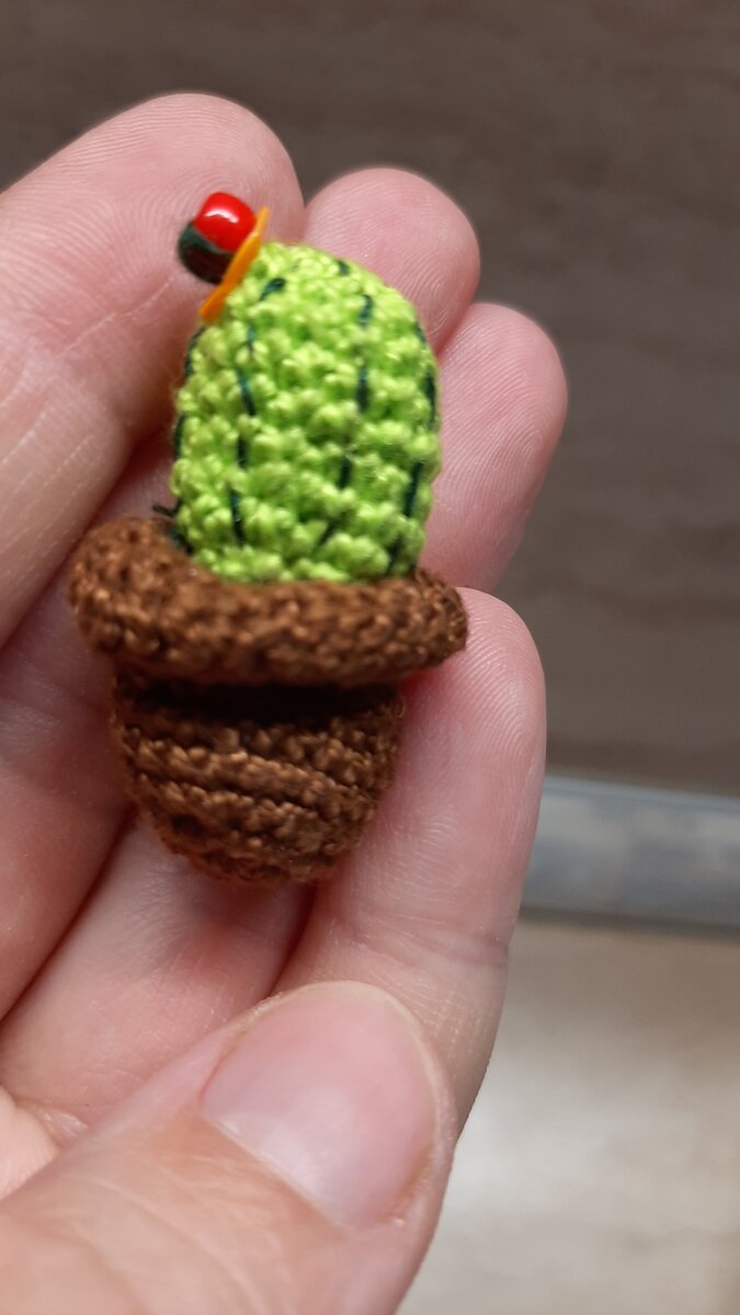 Брошь связанная мною