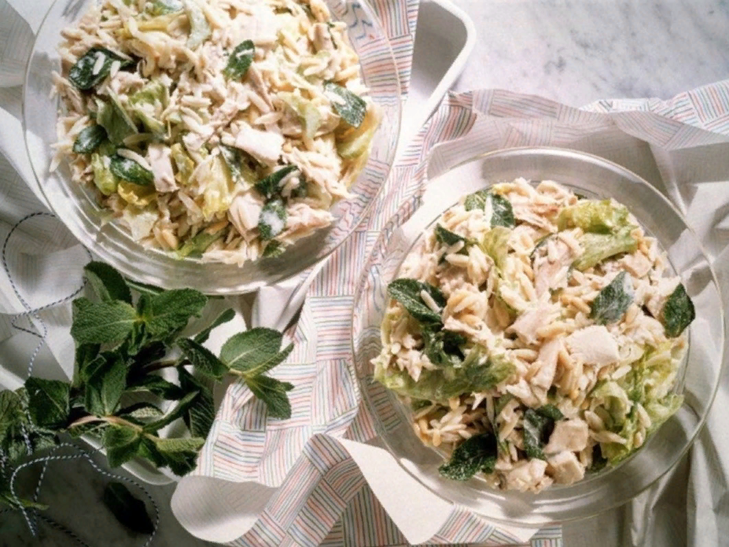 Куриный салат. Салат с курицей и яйцом. Салат с копчёной куриной грудкой и свежими огурцами. Салат с копченой курицей и огурцом.