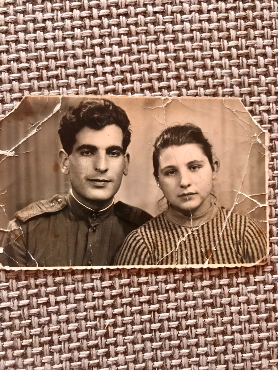 Нашла фото  моих родителей . Они при очередном разводе , все фото рвали на мелкие кусочки. Это единственное , что мы с мужем сохранили ,- память, всё-таки . 
