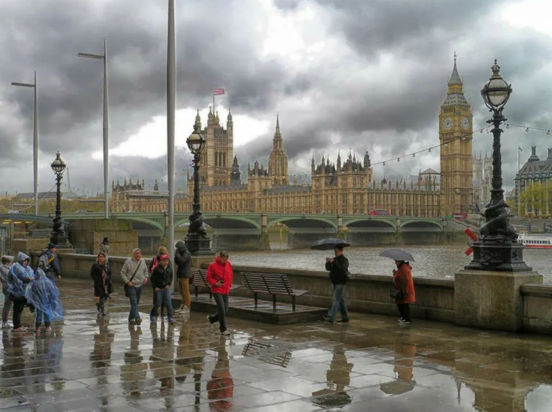 London climate. Климат Великобритании Биг Бен. Англия туман Биг Бен. Биг Бен в Лондоне в дождливый день. Дождь в Британии.