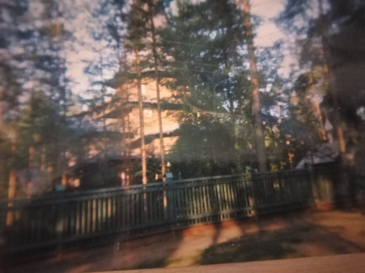 Не очень хорошая фотография, сделанная мною в 2003 году. В таком великолепном месте находится храм Казанской иконы Божьей Матери.