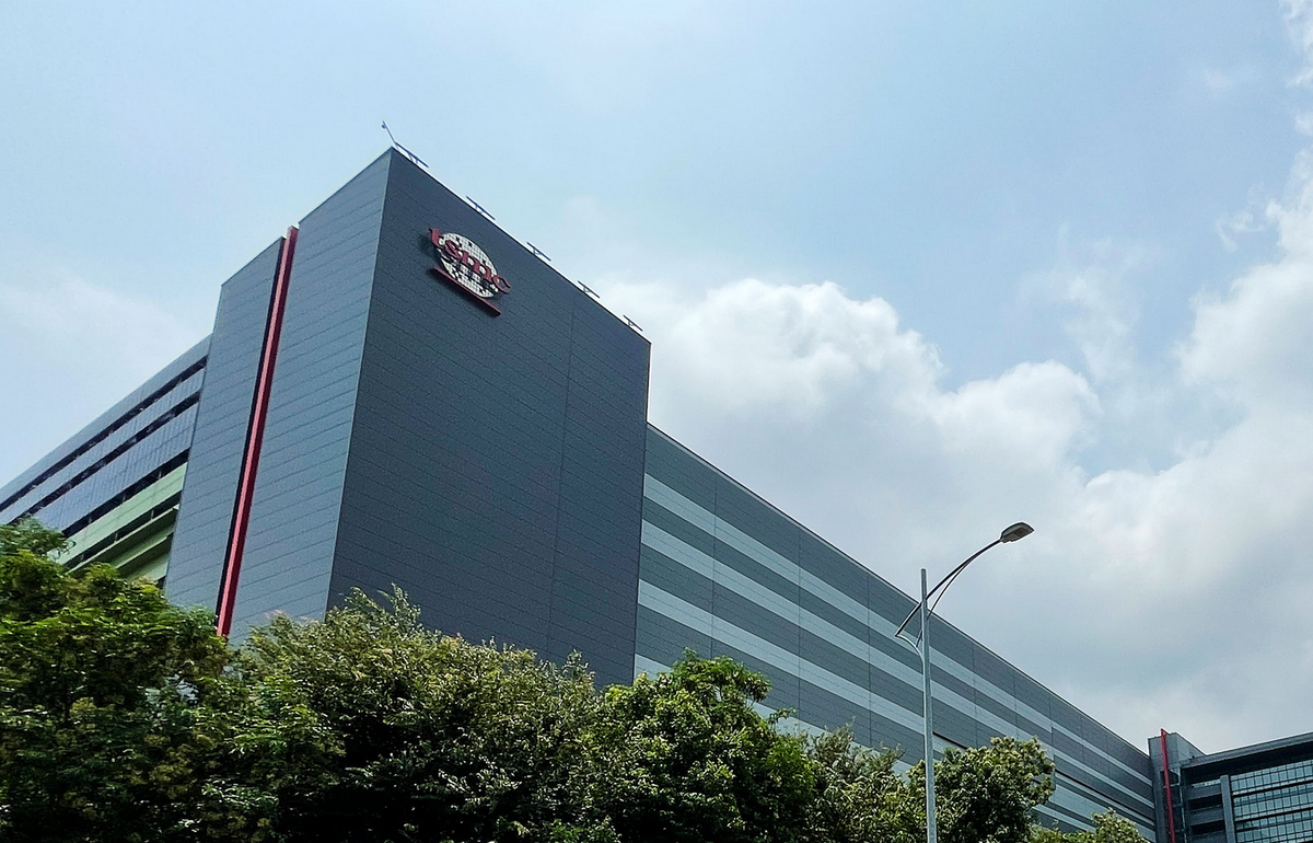 Завод Gigafab 15 компании TSMC в Тайчжуне находится всего в девяти минутах езды от базы ВВС, где тайваньские войска предприняли контратаку против виртуального китайского вторжения. REUTERS/Имоу Ли 