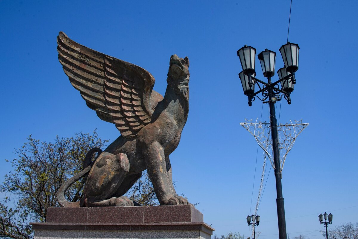 Этот грифон встречает тех, кто заезжает в Керчь на машине 