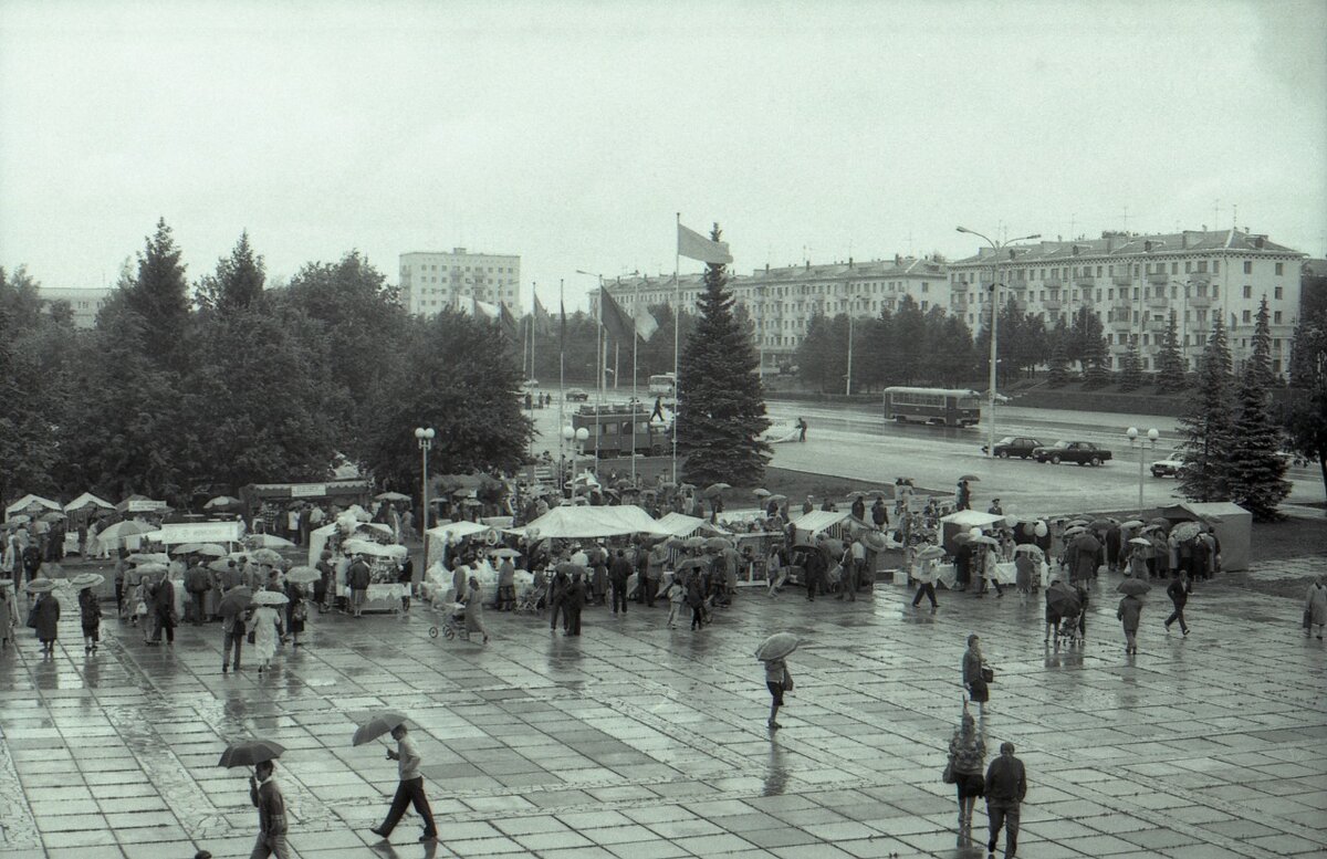 1996 год. Главные мероприятия проходят возле городской администрации. Праздники еще редкость, поэтому на них собирается весь город.