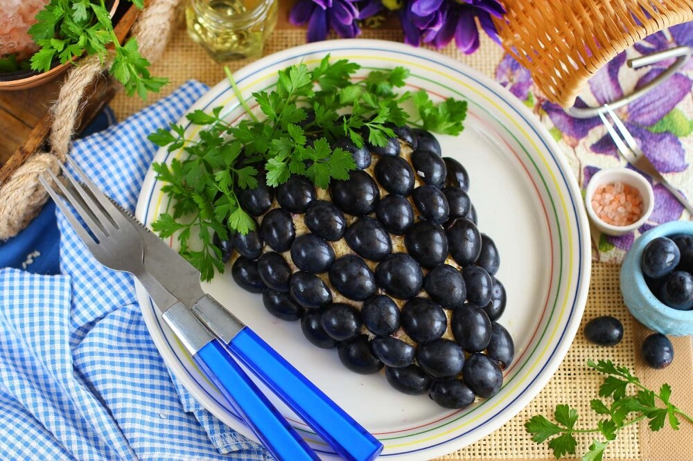 САЛАТ С КУРИЦЕЙ «ГРОЗДЬ ВИНОГРАДА»