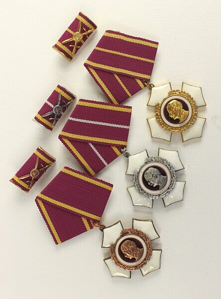 Орден Блюхера трёх степеней, в золоте, серебре и бронзе (сверху вниз). Фото из открытых источников.