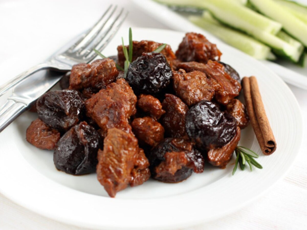 Тушеное мясо с черносливом.