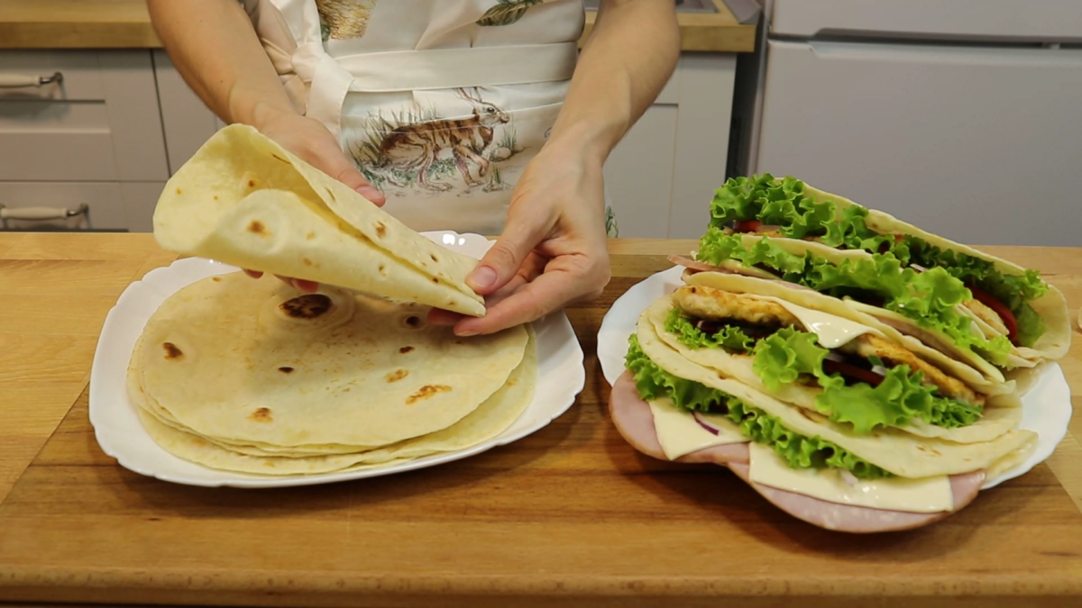 Тортильяс с кукурузно-мясной начинкой и овощной сальсой