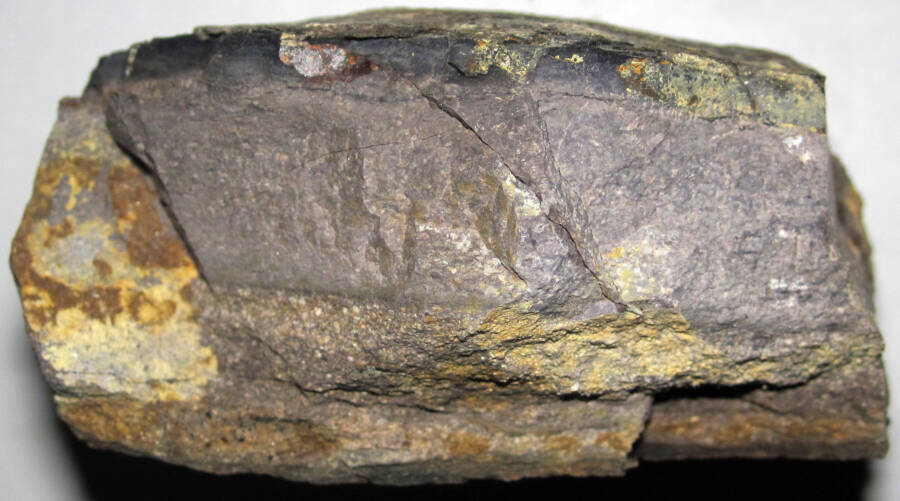 Эта пограничная глина мелового и третичного периода (K-T), добытая в Колорадо, имеет высокое содержание иридия, элемента, который обычно не встречается в земной коре.